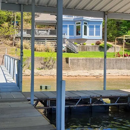 Sunny Providence Cottage Retreat With Dock, Kayaks